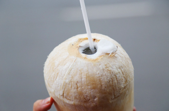 Nước dừa tươi là loại nước giải khát thơm ngon bổ dưỡng
