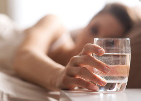 Mọi người có thể uống nước ngay sau khi ngủ dậy để bù đắp lượng nước mất qua 1 đêm